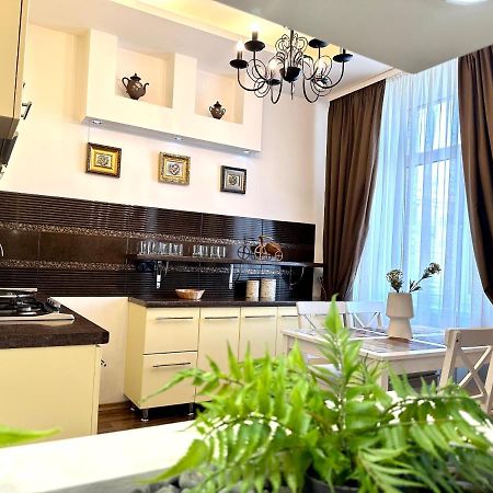 Lux Apartments In The City Center With A Coffee Machine, View Of A Theater, Near Zlata Plaza รีฟเน ภายนอก รูปภาพ