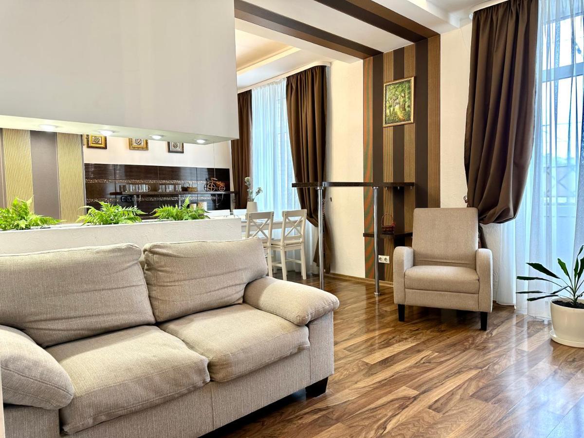 Lux Apartments In The City Center With A Coffee Machine, View Of A Theater, Near Zlata Plaza รีฟเน ภายนอก รูปภาพ