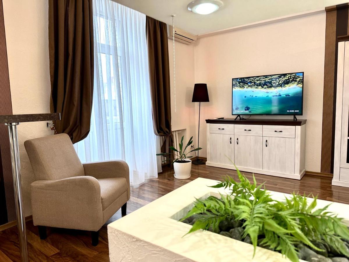 Lux Apartments In The City Center With A Coffee Machine, View Of A Theater, Near Zlata Plaza รีฟเน ภายนอก รูปภาพ