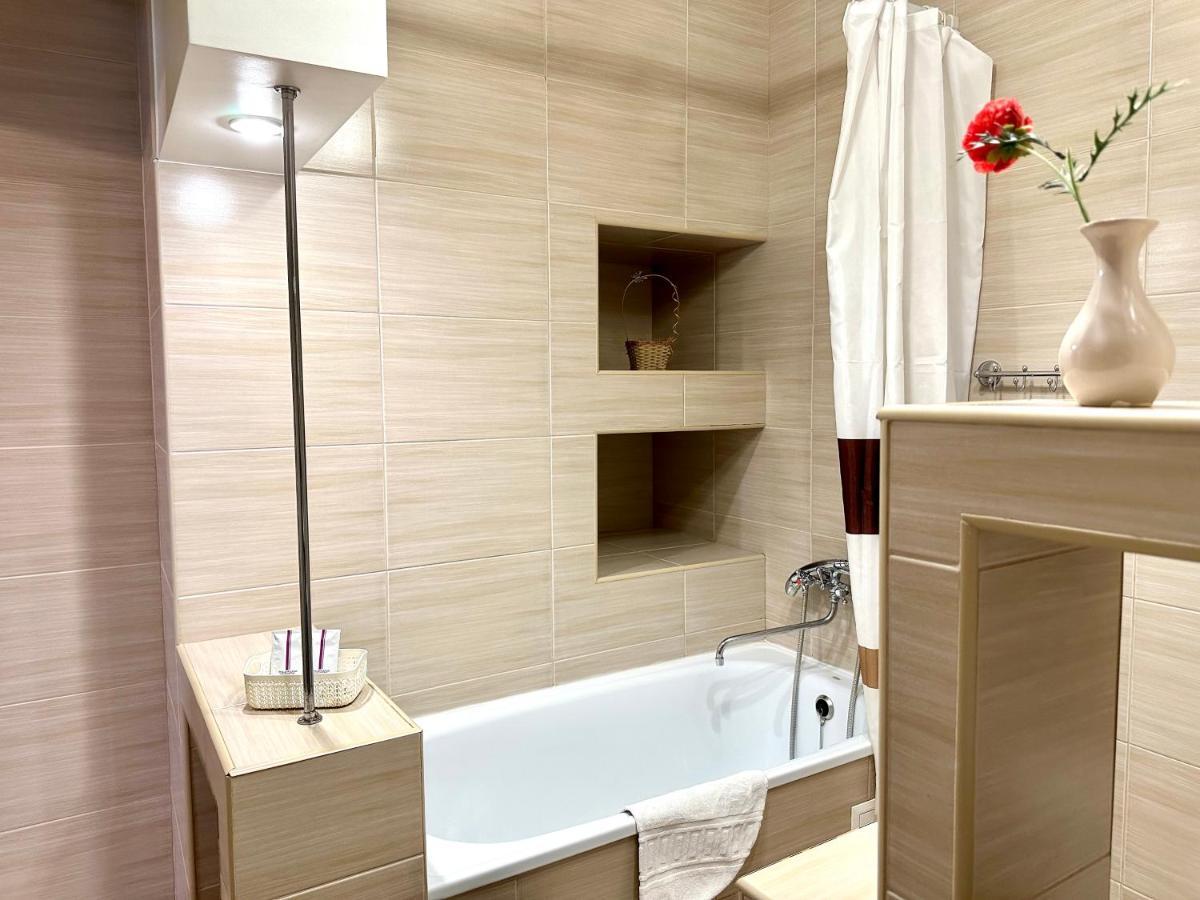 Lux Apartments In The City Center With A Coffee Machine, View Of A Theater, Near Zlata Plaza รีฟเน ภายนอก รูปภาพ