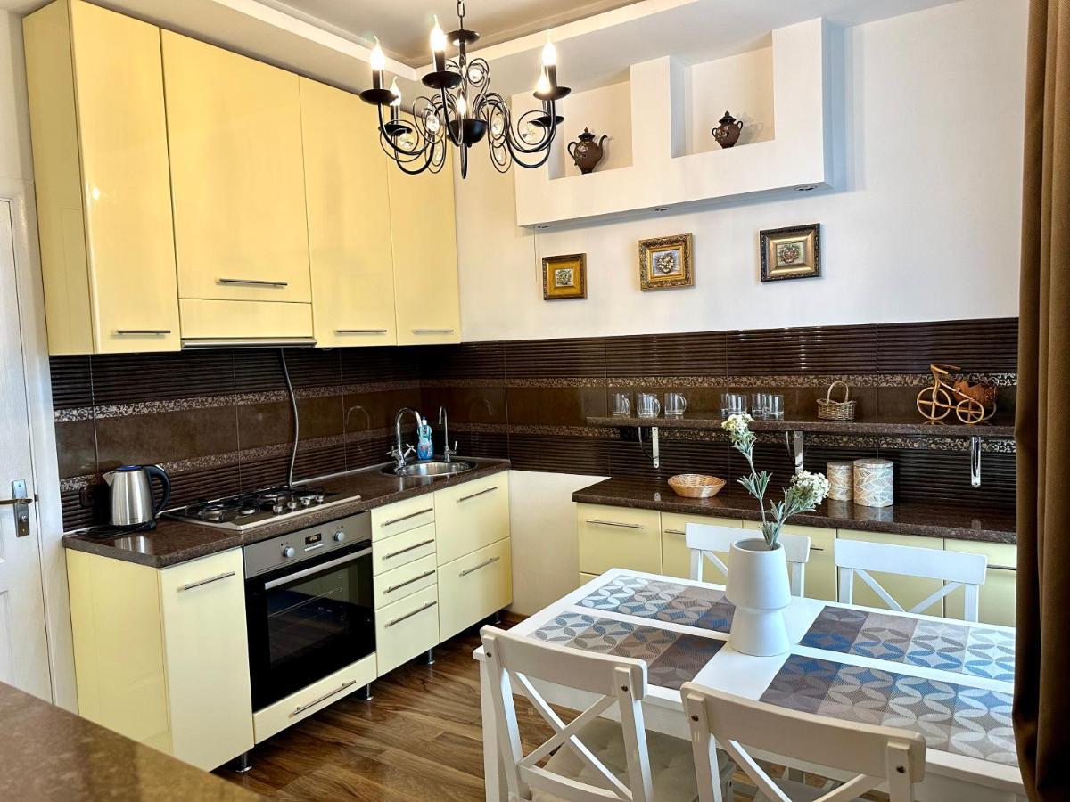 Lux Apartments In The City Center With A Coffee Machine, View Of A Theater, Near Zlata Plaza รีฟเน ภายนอก รูปภาพ