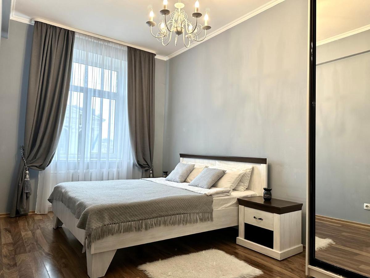 Lux Apartments In The City Center With A Coffee Machine, View Of A Theater, Near Zlata Plaza รีฟเน ภายนอก รูปภาพ